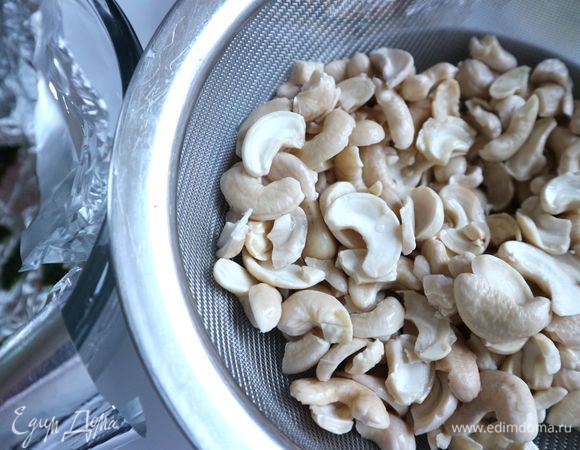 Кешью откинуть на сито, дать немного обсохнуть.
