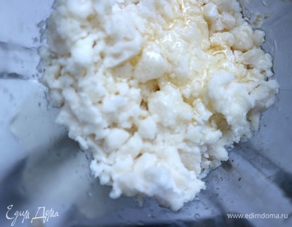 В блендер поместить кешью, пасту из мякоти кокоса, мед, лимонный сок, ванильную эссенцию, смешать.