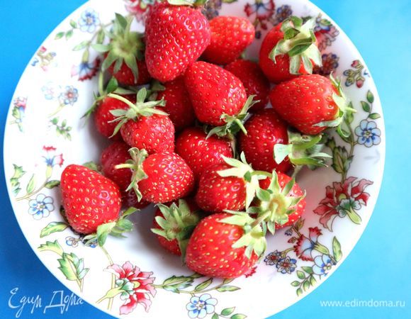 Клубнику (лучше взять небольшие ягоды) помыть, откинуть на сито, поместить затем на полотенце, дать просохнуть.