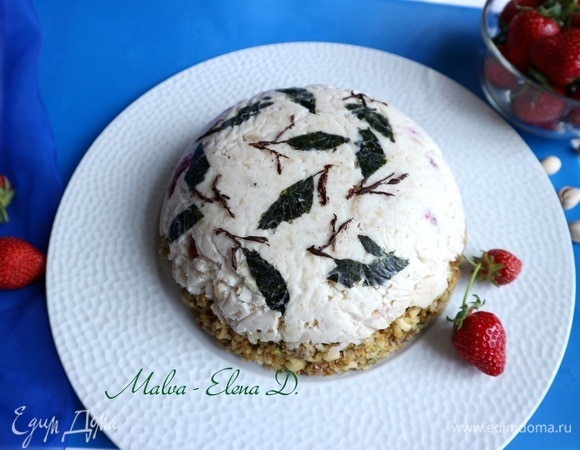 Аккуратно перевернуть миску с содержимым на блюдо, снять фольгу. Растопить горький шоколад на водяной бане, дать ему постоять несколько минут, чтобы он немного остыл. Сделать из растопленного шоколада с помощью кофейной ложечки стебельки у листиков.