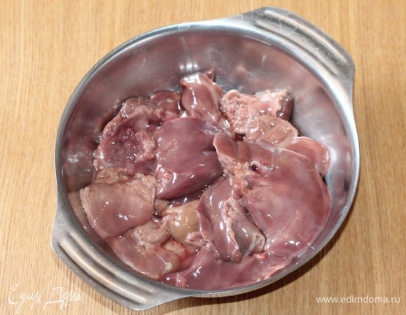 Куриную печень вымыть, удалить прожилки, обсушить. Желательно, купить печень цыплят бройлеров, она крупная, очищенная от прожилок, хорошо подходит для шашлыка.