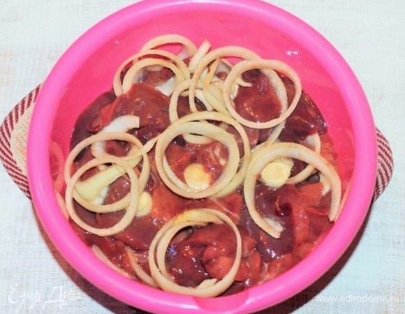 Добавить к печени горчичный маринад для курицы, очищенный и нарезанный кольцами лук. Аккуратно перемешать и поставить миску с шашлыком в холодильник мариноваться на 1 час. Я оставляла на ночь, а днем готовила.
