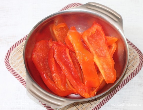 Болгарский перец заранее очистить от семян, положить в морозилку на ночь, а перед готовкой разморозить и нарезать полосками. Перец должен быть мягкий.