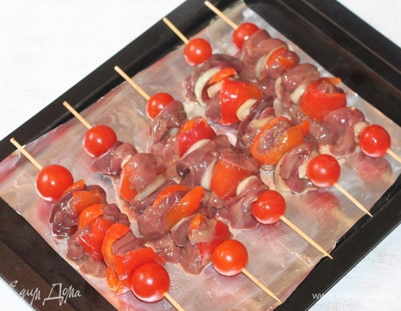 Такой шашлык можно готовить в духовке и подрумянить под грилем. Выложить шпажки на бортики жаропрочной формы, на дно которой положить фольгу, смазанную растительным маслом. Отправить шашлык в разогретую заранее до 180°C духовку на 15–20 минут и через каждые 5 минут переворачивать.