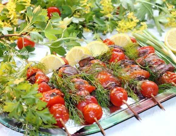 Такой шашлык можно взять с собой на пикник и готовить на мангале. Получился очень вкусный, мягкий, сочный и ароматный шашлык из куриной печени. К шашлыку подаем овощи, зелень и обязательно кетчуп.