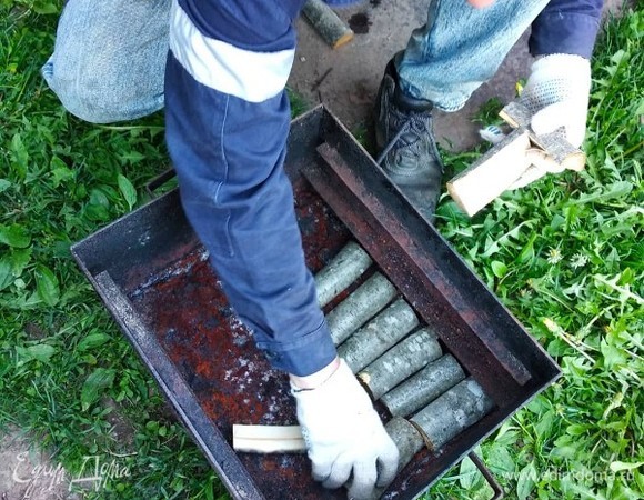 Мясо птицы промыть, надрезать крылья в области соединения хрящиков, чтобы они не поднимались при приготовлении, окорочка делим на 2 половинки. Маринуем в специях для курицы. В коптилку выложить слой ольховых веточек,