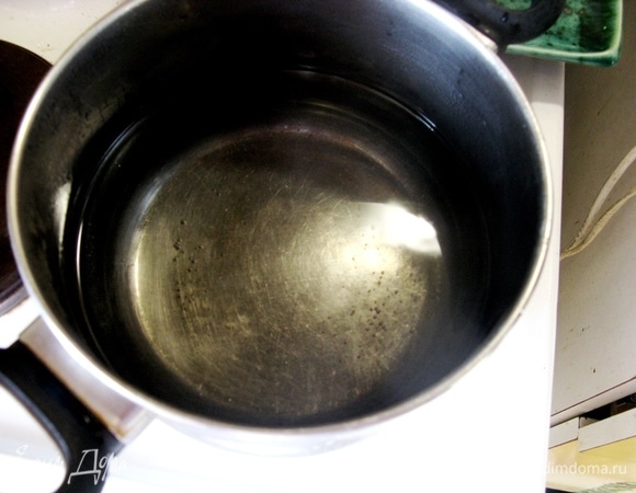Берем нержавеющую кастрюлю и вливаем в нее 3 л воды, добавляем немного морской йодированной соли, лавровый лист и даем закипеть.