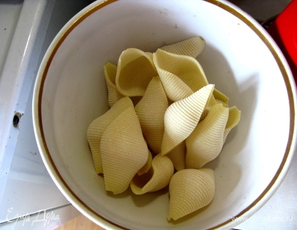 Берем макароны и всыпаем их в горячую воду, варим 15 минут. Можно меньше, если вы любите чтоб они были потверже, можно дольше, если вам нравится разваренный продукт.