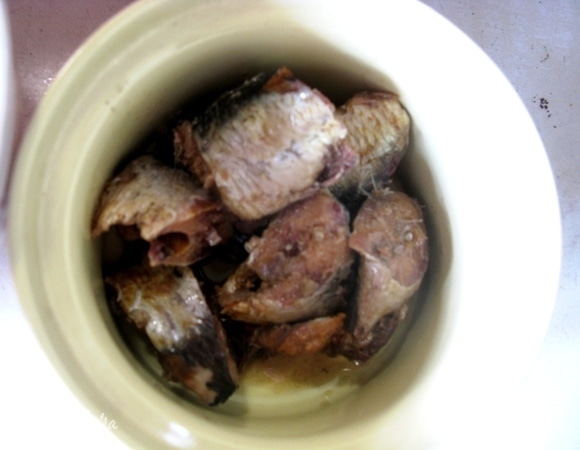 Сардины достать из банки, приправить немного маслом и специями. Мне нравится немного поострее сделать, хотя при желании все можно добавить в соус.