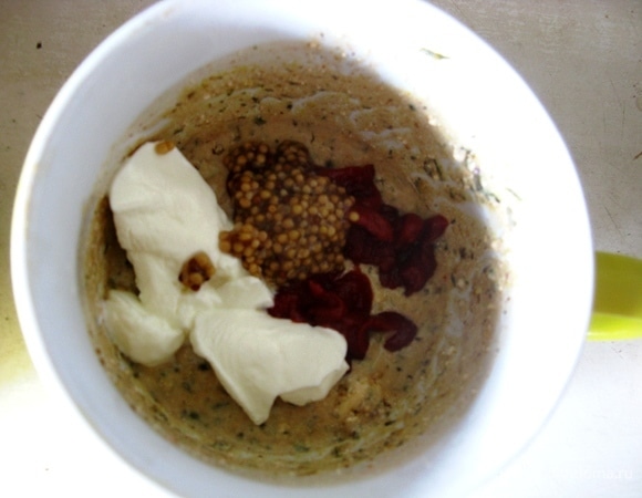 Смешиваем йогурт, французскую горчицу, томатную пасту, специи, ставим в холодильник на 5 минут.