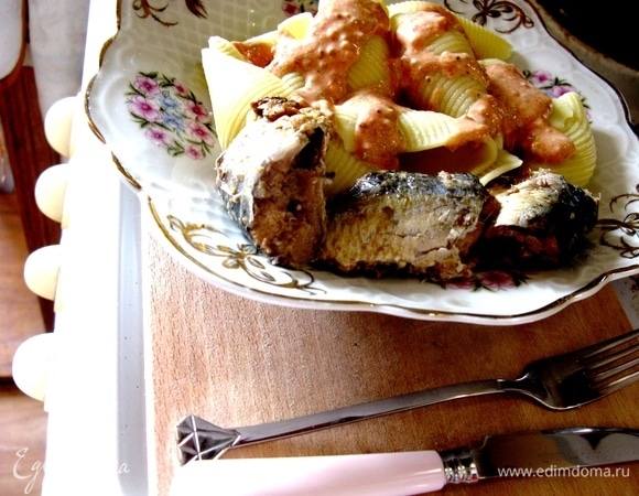 Приправляем макароны. Всем приятного.