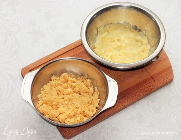 Очищенный и промытый картофель отвариваем в подсоленной воде. Добавляем мелко нарезанный и обжаренный на сливочном масле (1 ст. л.) до прозрачности репчатый лук, 2 ст. л. горячего молока и пюрируем. Чечевицу отвариваем по инструкции.