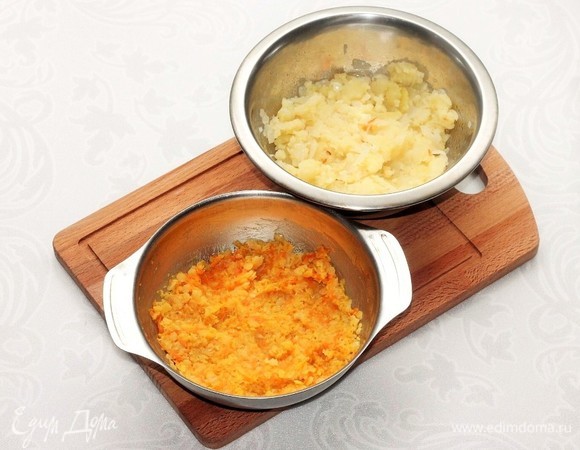 Добавляем к отваренной чечевице морковь, тертую на средней терке и обжаренную на сливочном масле (1 ст. л.) до мягкости. Затем добавляем приправу, прессованный чеснок, соль и перец по вкусу. Перемешиваем и пюрируем.