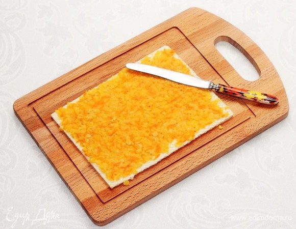 Делим вафельные коржи (24х17 см) на 2 части. У меня 3 вафельных коржа, и я готовлю рулетики на две порции. Выкладываем горячее чечевичное пюре на вафли, разравниваем.