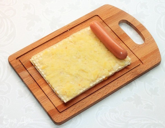 Затем кладем горячее картофельное пюре и сосиску. Даем время вафле немного размягчиться (2–3 минуты).