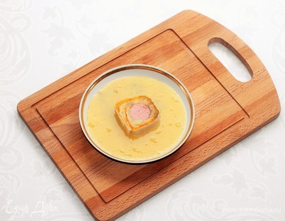 Взбиваем вилкой яйцо со щепоткой соли. Можно добавить щепотку приправы (смесь трав). Каждый кусочек рулета макаем в яичную смесь и обжариваем на хорошо разогретом растительном масле с двух сторон до румяной корочки.