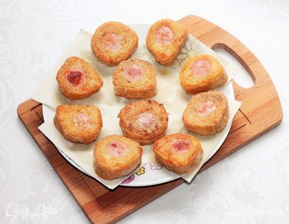 Выкладываем рулетики на бумажное полотенце, а затем складываем в пищевой контейнер и берем с собой на пикник как закуску. Они очень вкусные и в горячем, и в холодном виде.