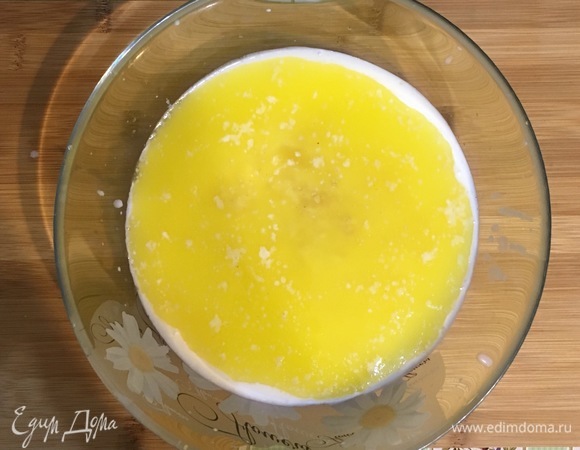 Приготовь заливное тесто: смешать в глубокой чашке кефир, сахар, соль. Затем добавить растопленное сливочное масло, перемешать.