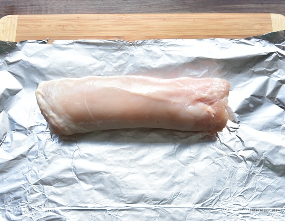 Свернуть филе в рулет. В один из краев вставить палочку от мороженого. Предварительно палочки подержать в воде (минут 20), чтобы они не пригорели при запекании.