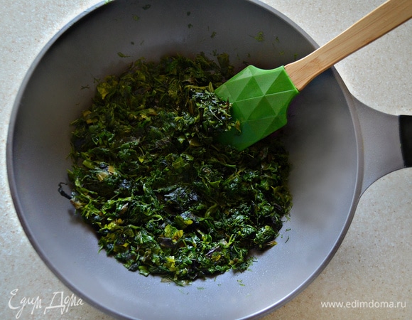 На разогретом оливковом масле обжарьте раздавленный тупой стороной ножа чеснок. После чего выньте чеснок и на полученном чесночном масле слегка потушите зелень (примерно 3 минуты). Когда зелень уменьшится в объеме, немного посолите ее, приправьте перцем и перемешайте.