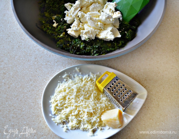 В остывшую зелень добавьте крем-чиз и тертый пармезан, аккуратно перемешайте.