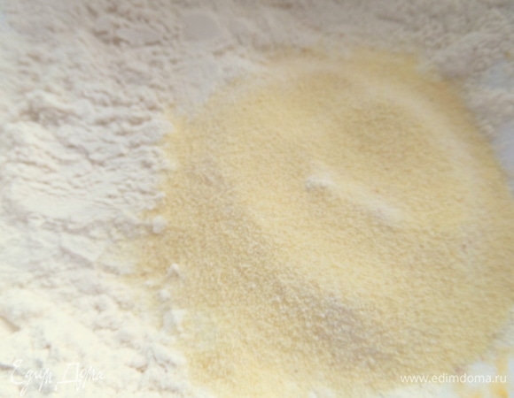 Смешать муку с семолиной или манкой.
