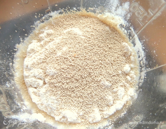 В половине теплой воды и 1 ст. л. муки развести дрожжи.