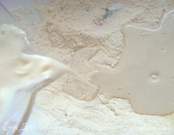 Перелить в основную муку с манкой, добавив остальную воду или молоко.