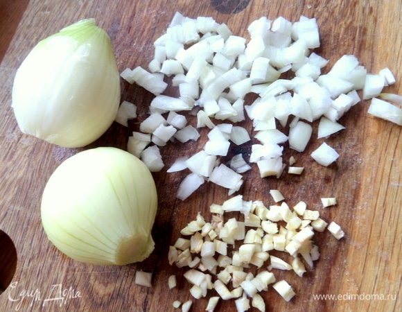 Лук, чеснок измельчить.
