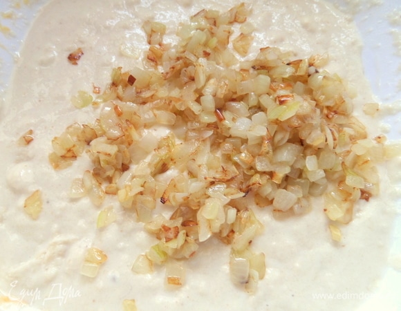 Переносим зажарку в тесто.