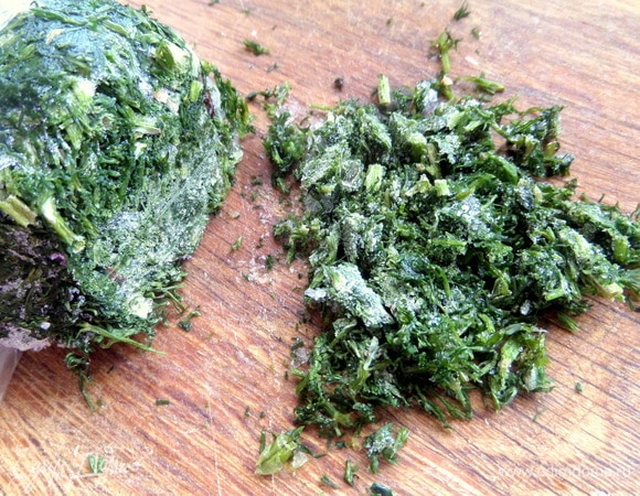 Если осталась в запасе замороженная зелень, подойдет тоже. У меня смесь.