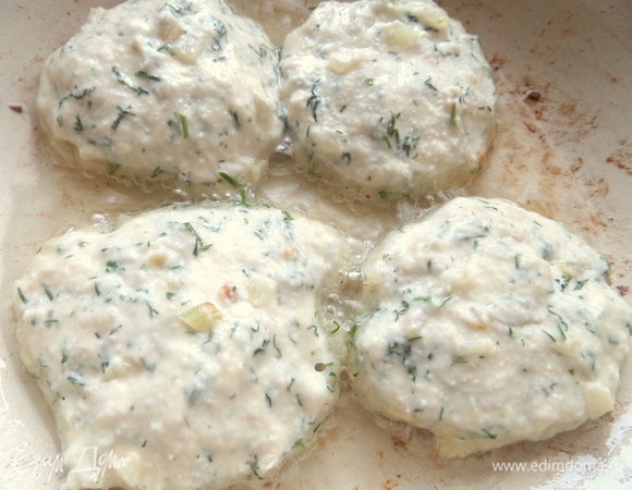 Обжарить в той же сковороде, где жарили лук.