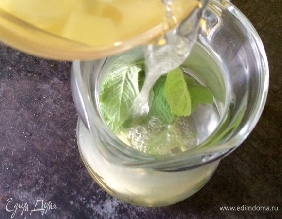 В графин положить мяту, пару долек лимона, вылить настой имбиря.