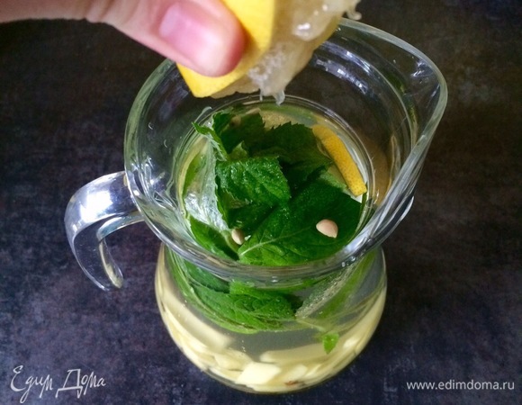 Долить холодной воды и выжать сок лимона.