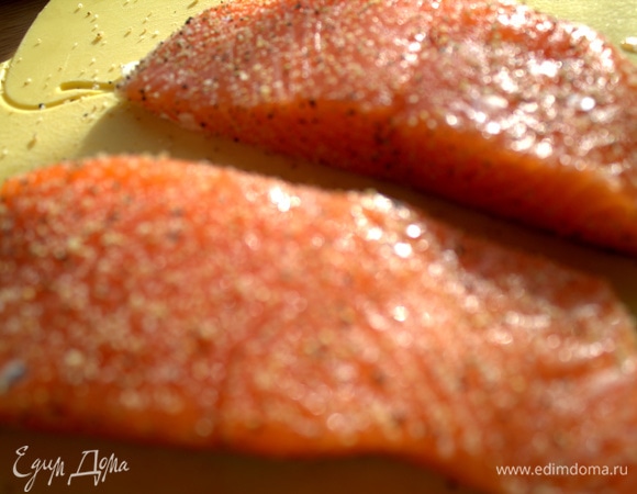 Обсыпать специями. У меня лимонный перец из меленки с солью.