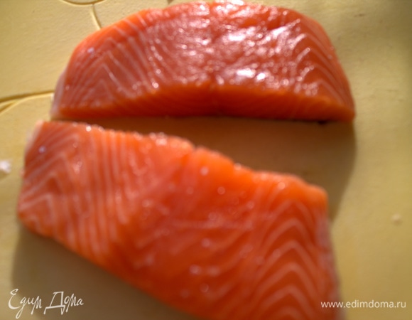 Отделить филе лосося от кости или купить уже готовое филе. Поделить на 2 кусочка.