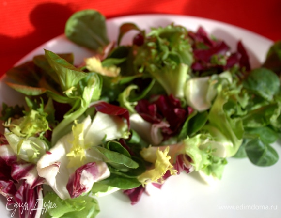 В это время на большую тарелку выкладываем салат. У меня микс уже помытый.