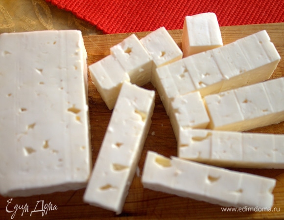 Брынзу или подобный сыр нарезать на кубики.