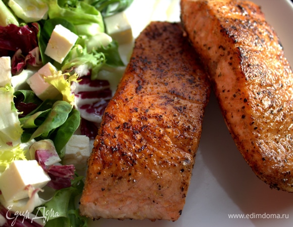 Насыпать сверху на салат. Рядом выложить рыбу.