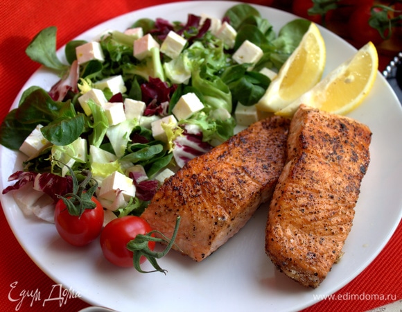 Сбрызнуть оливковым маслом и лимонным соком.