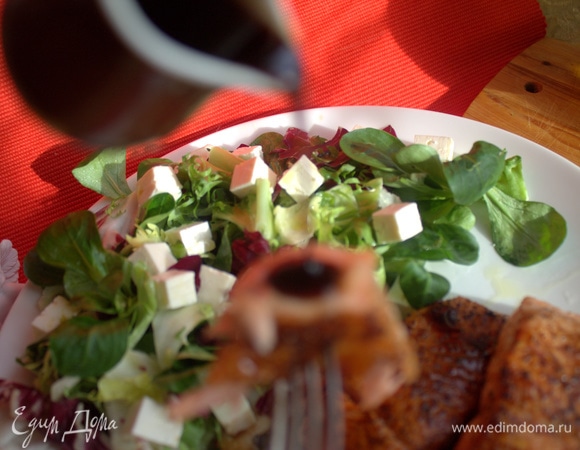 Можно полить дополнительно каждый кусочек, кому мало.