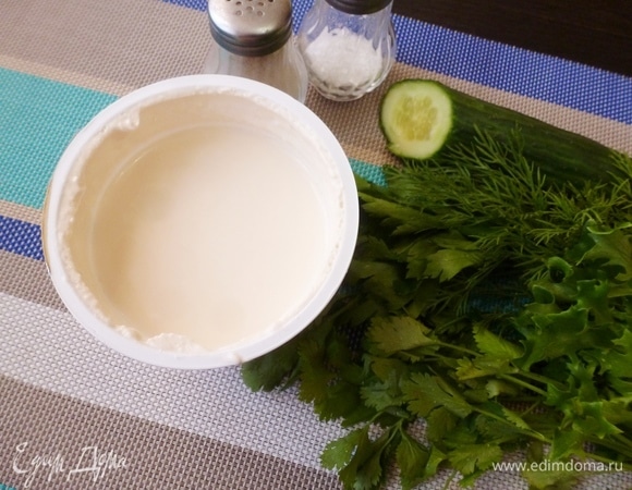 Подготовить все ингредиенты. Для напитка я использую варенец, по вкусу он мягче, чем кефир, не особо кислый, имеет нежный сливочный вкус топленого молока. Его я не нашла в ингредиентах, поэтому выбрала кефир.