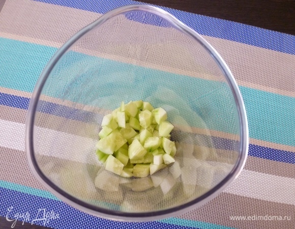 Свежий огурец очистить от шкурки и произвольно нарезать. Отправить в чашу блендера.