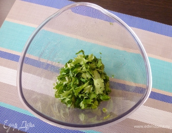 Зелень хорошо помыть, стряхнуть влагу и нарезать. Отправить в чашу блендера.