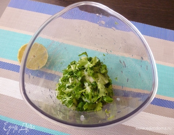 Добавить щепотку соли, выдавить сок из лимона.