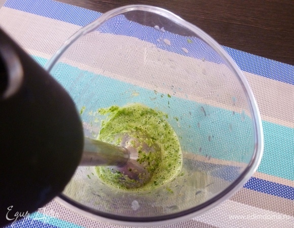 Измельчить огурец с зеленью погружным блендером до состояния кашицы.