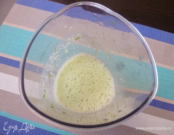 Напиток из варенца с травами готов. Разлить по бокалам и подать желающим.