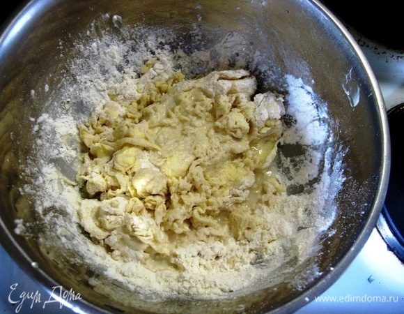 Замешиваем тесто из муки, размягченного масла, воды, щепотки соли и сахарной пудры. Размешав, вливаем холодную воду.