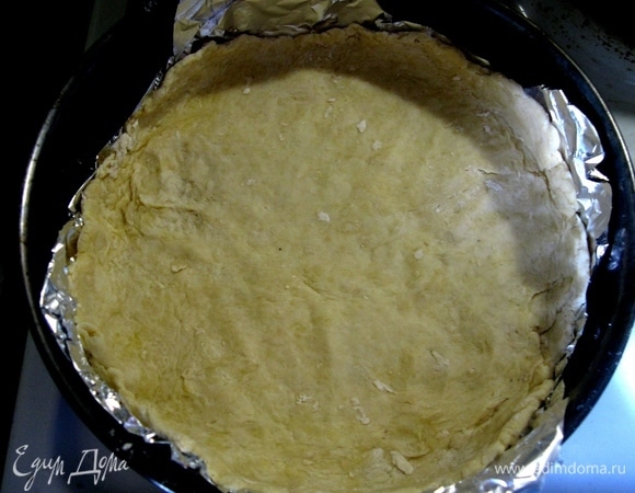 Замешивать несильно. Просто выложить на фольгу, разровняв пальчиками.