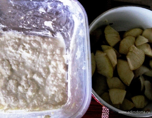 Творог смешиваем с ванильным порошком и сахарной пудрой, фрукты нарезаем.